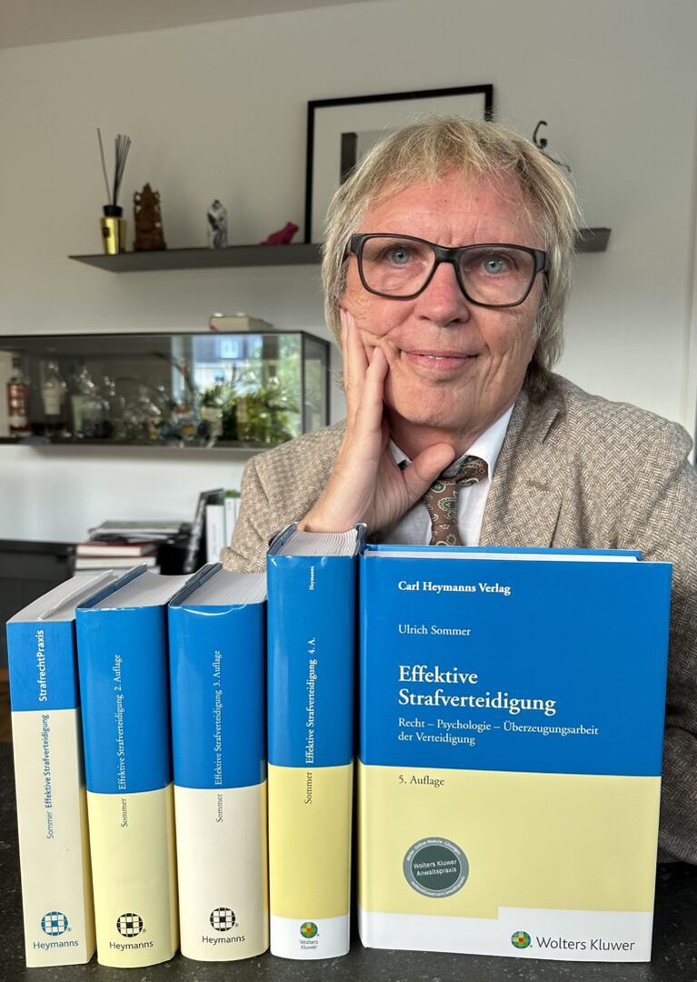 Prof. Dr. Ulrich Sommer mit der 5. Auflage seines Werkes Effektive Strafverteidigung